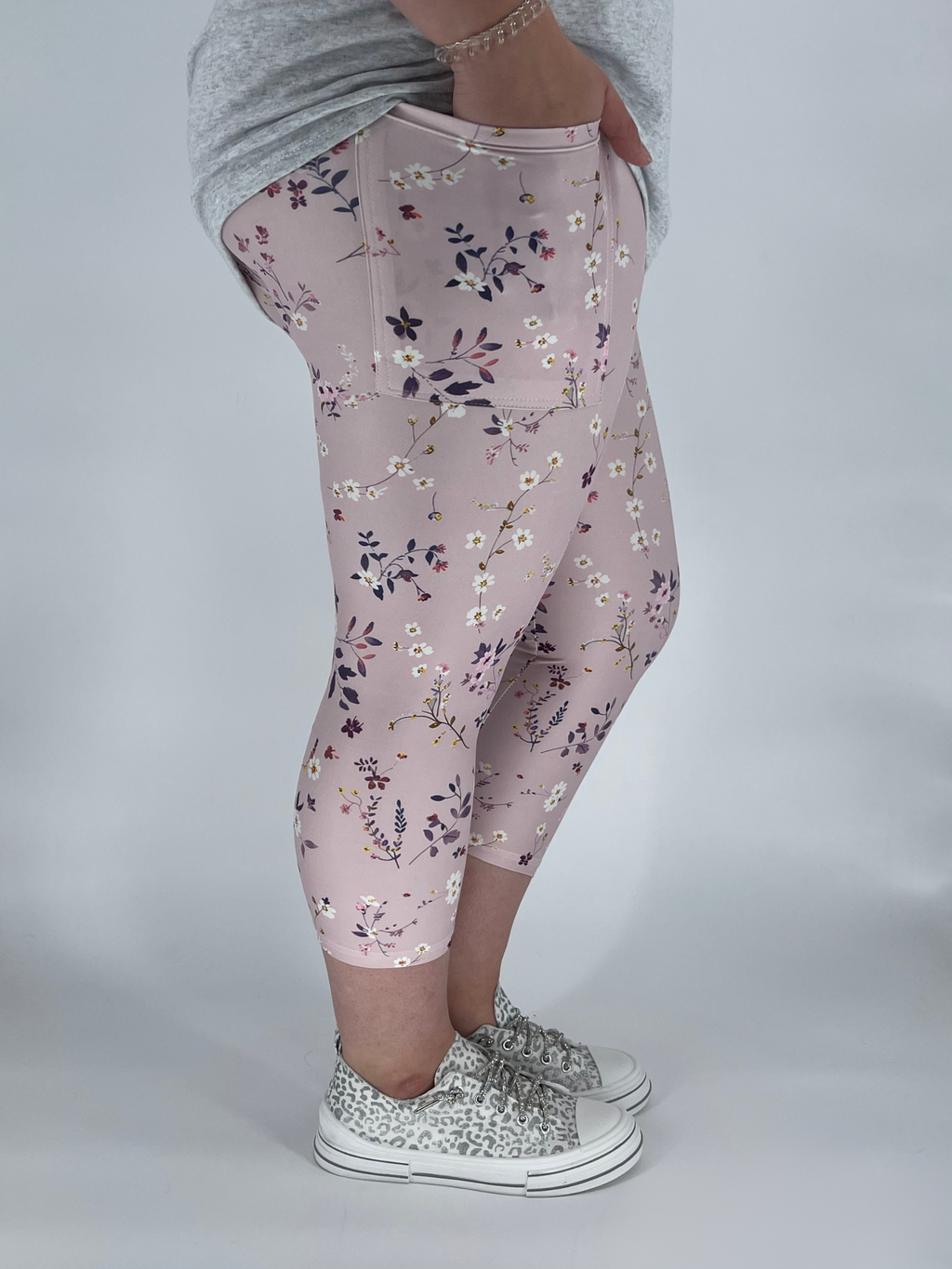 Dainty Floral Capri w/ Pockets